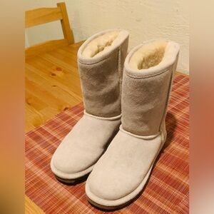 Bearpaw women's  boots size  7 light gray color.